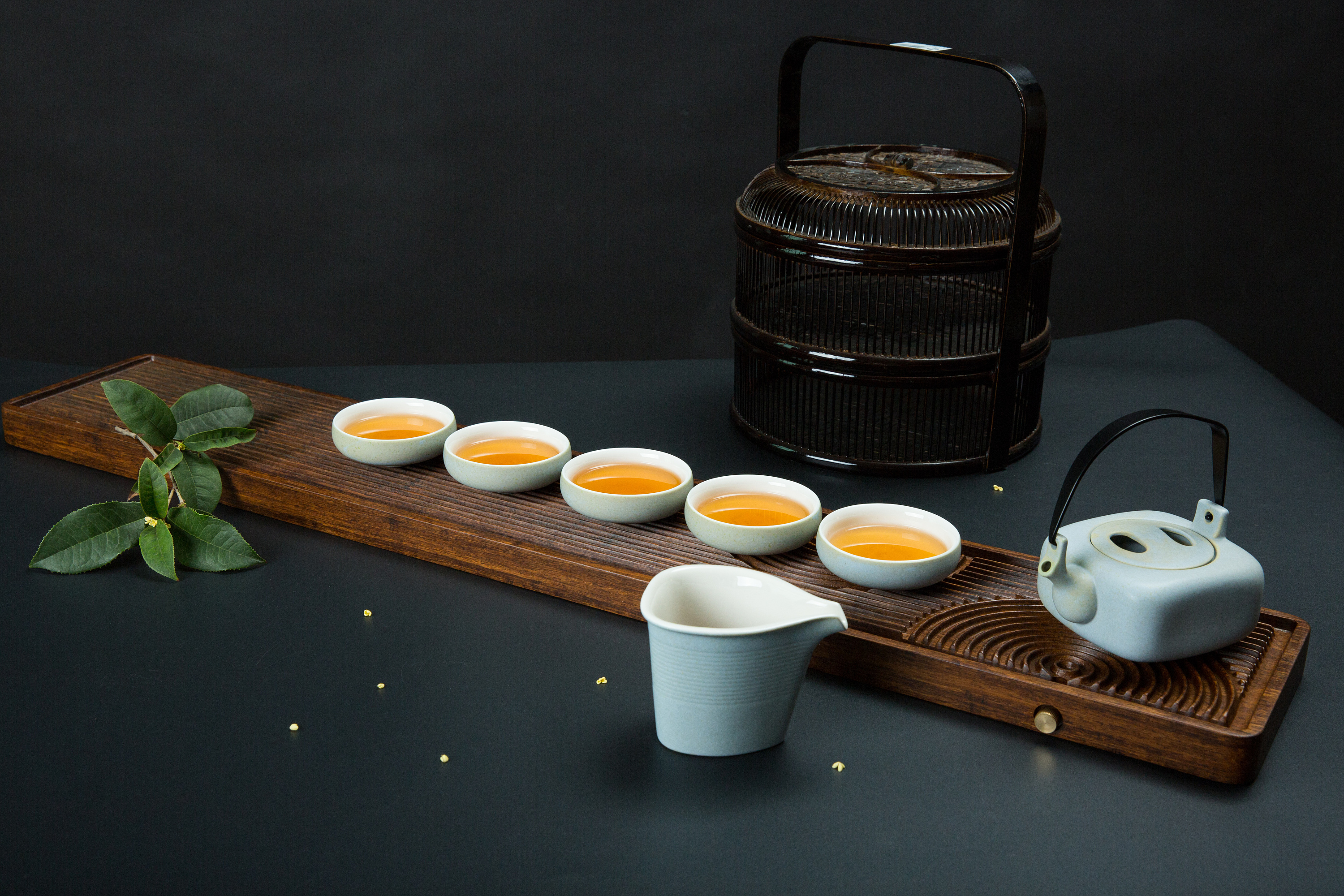 青瓷茶具攝影之美 茉莉視角下的光影藝術